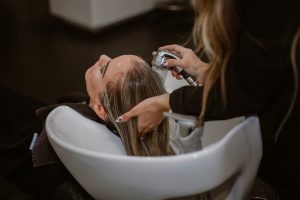 Soin capillaire au salon de coiffure Isabellatoca
